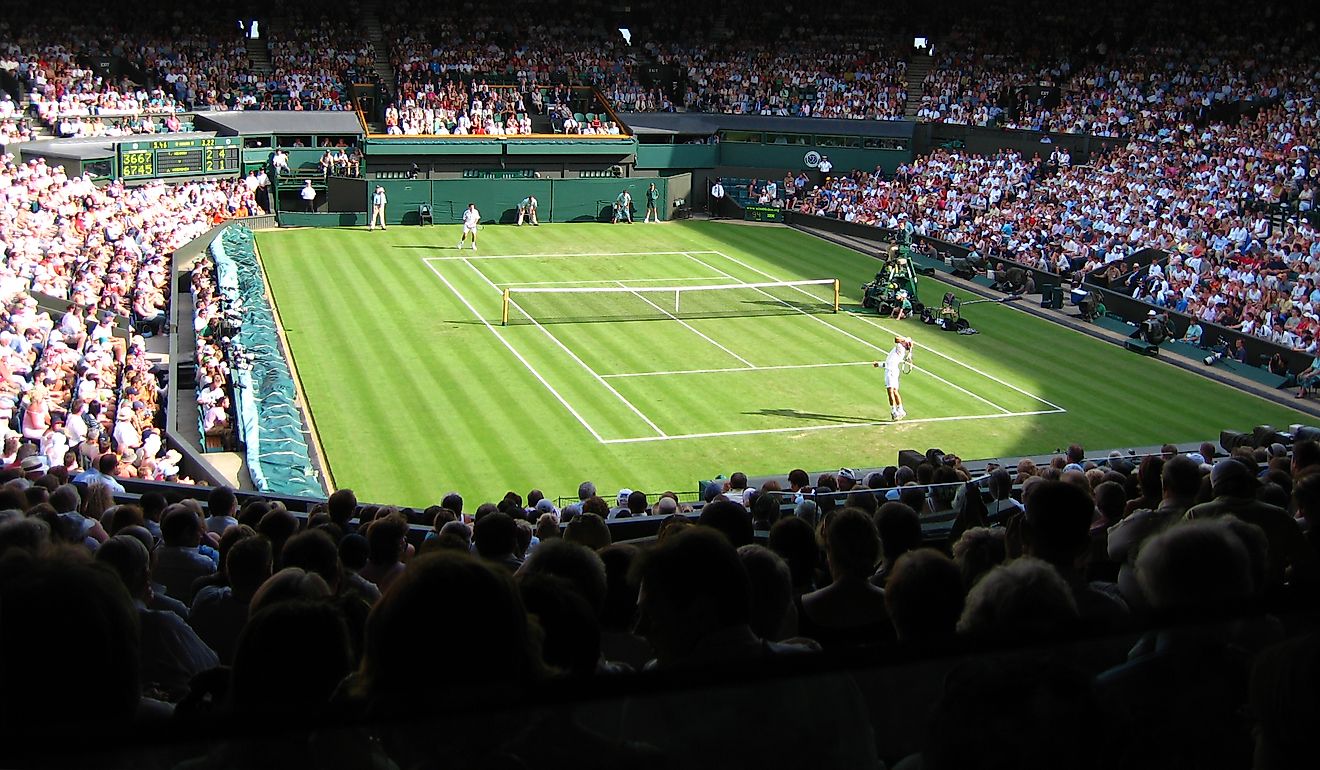 Torneig de Wimbledon. In Wikipedia. https://ca.wikipedia.org/wiki/Torneig_de_Wimbledon By Spiralz from England - 5.46pm ~ Centre Court, CC BY 2.0, https://commons.wikimedia.org/w/index.php?curid=1982514