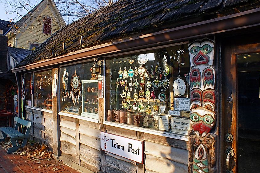 An indigenous craft store in Nashville, Indiana. Image credit: Paul J. Everett via Flickr.com.